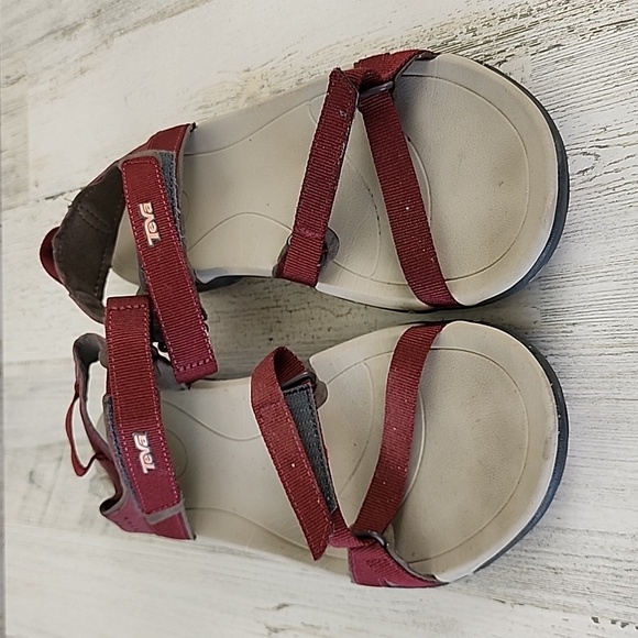 Teva Shoes - Teva Verra port sandals hook and loop closure Size 9 FLAWED